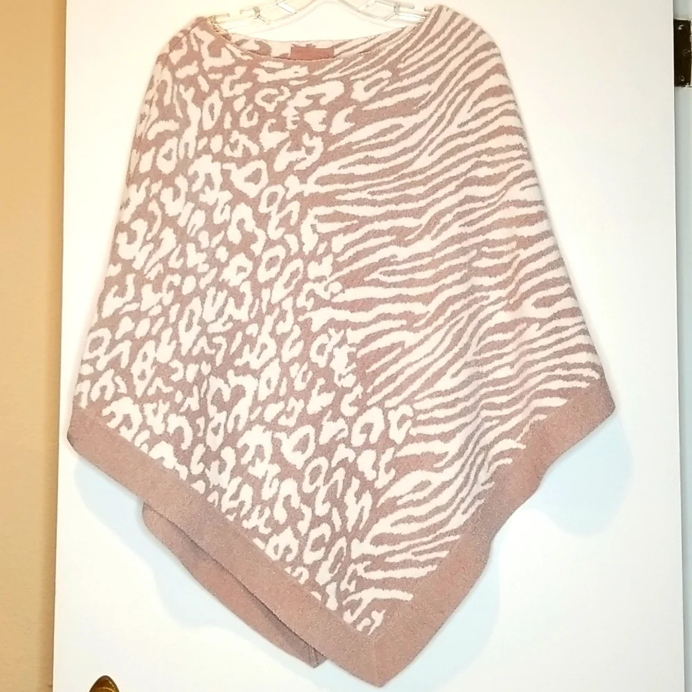 NWT Barefoot Dreams Cozy Ultra Lite Ocean Breeze Faded Rose Animal Print Poncho - Picture 2 of 8